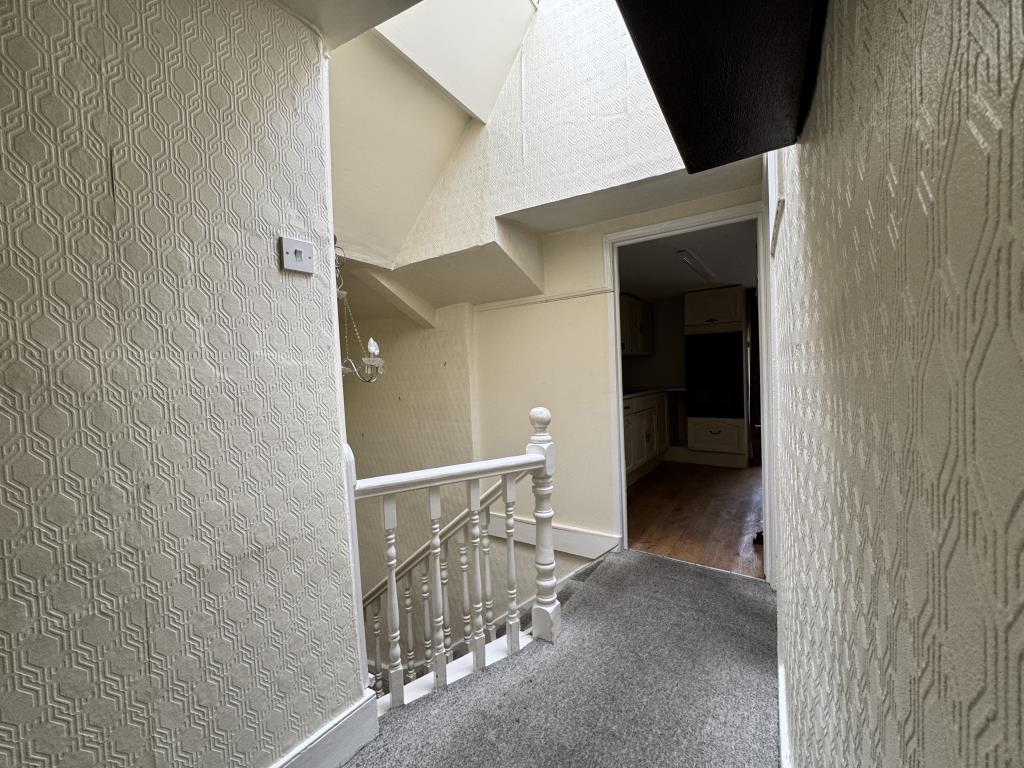 Lot: 86 - COMMERCIAL PROPERTY IN CENTRAL TOWN CENTRE LOCATION - First floor landing